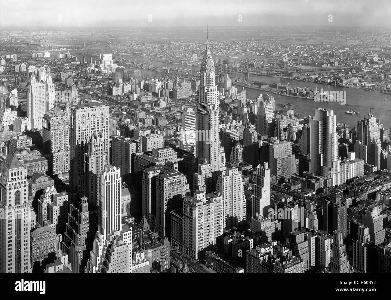 Chrysler Building e Cityscape, Ponte Queensborough in background e la città di New York, New York, USA, da Samuel H. Gottscho, Gennaio 1932 Foto Stock