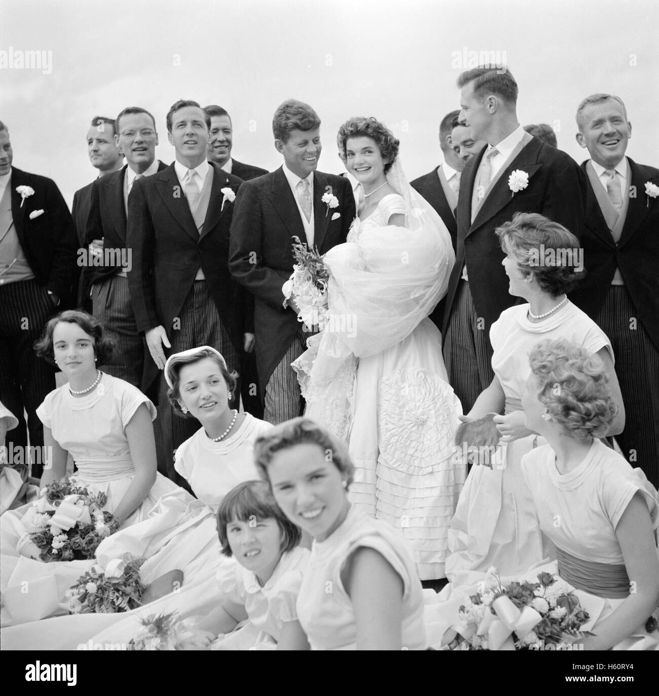 Jackie Bouvier Kennedy e John F. Kennedy, in abiti da cerimonia, con i membri della festa di nozze, Newport, Rhode Island, STATI UNITI D'AMERICA, dai toni Frissell, Settembre 12, 1953 Foto Stock