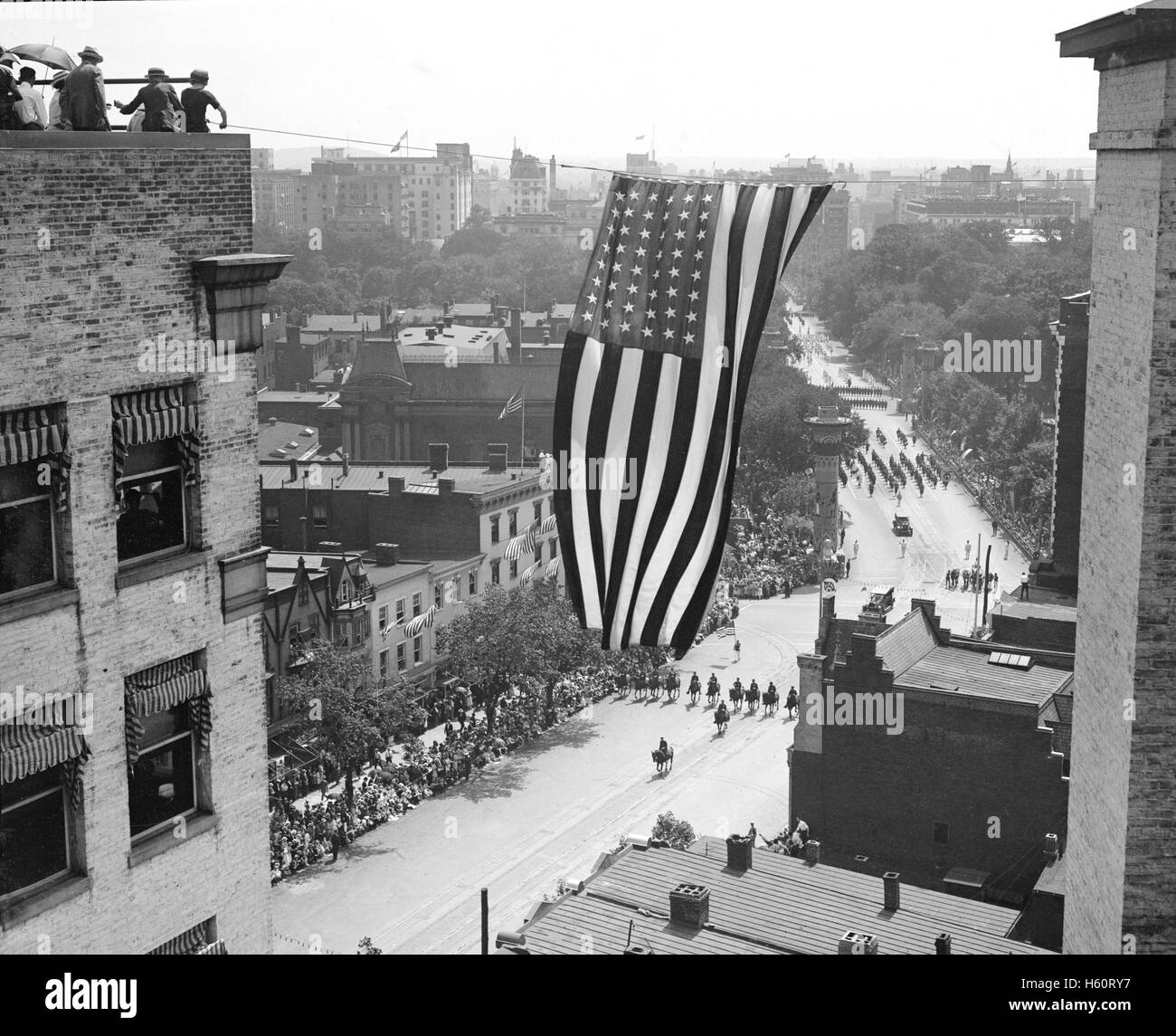 Bandiera americana appesa sopra Parade, Washington DC, Stati Uniti d'America, Nazionale Foto Company, 1923 Foto Stock