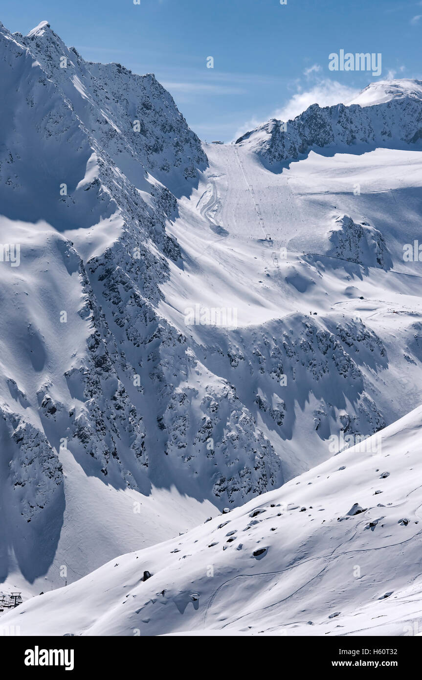 Ski lift, eseguire e piste sul ghiacciaio Rettenbach in Solden località sciistica nelle Alpi Otztal in Tirol, Austria Foto Stock