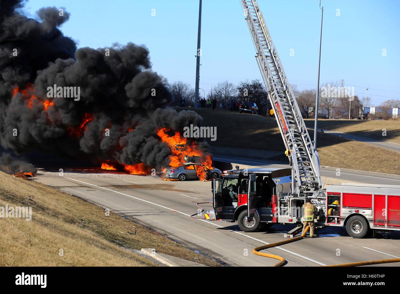 Cisterna di benzina e di collisione esplosione lungo la Interstate 94, Dearborn, Michigan STATI UNITI Foto Stock