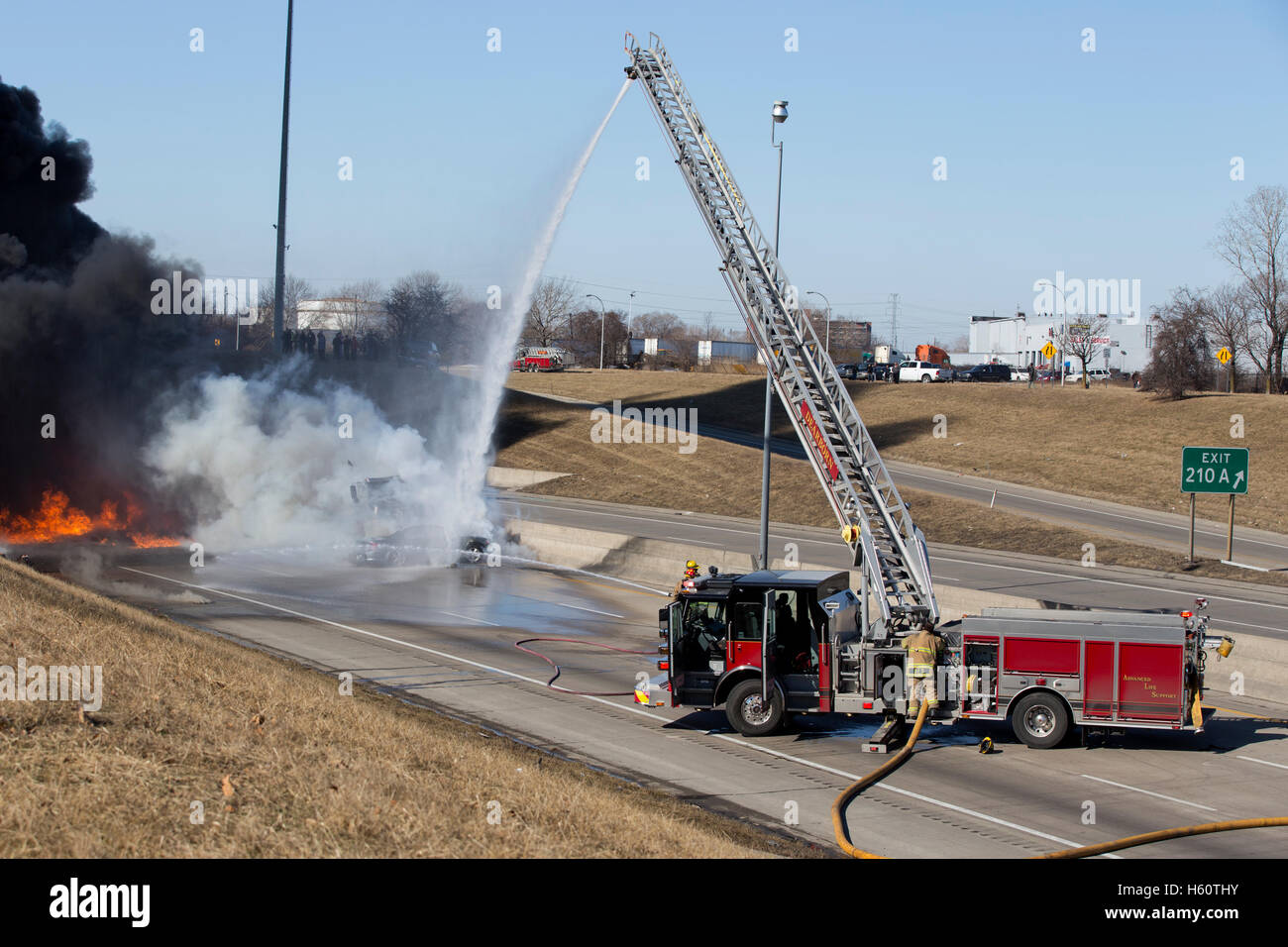 Cisterna di benzina e di collisione esplosione lungo la Interstate 94, Dearborn, Michigan STATI UNITI Foto Stock