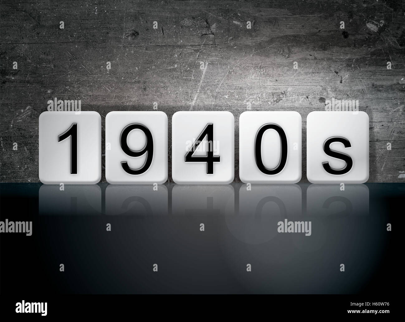 La parola '1940s' scritto in piastrelle bianche contro un oscuro vintage grunge background. Foto Stock