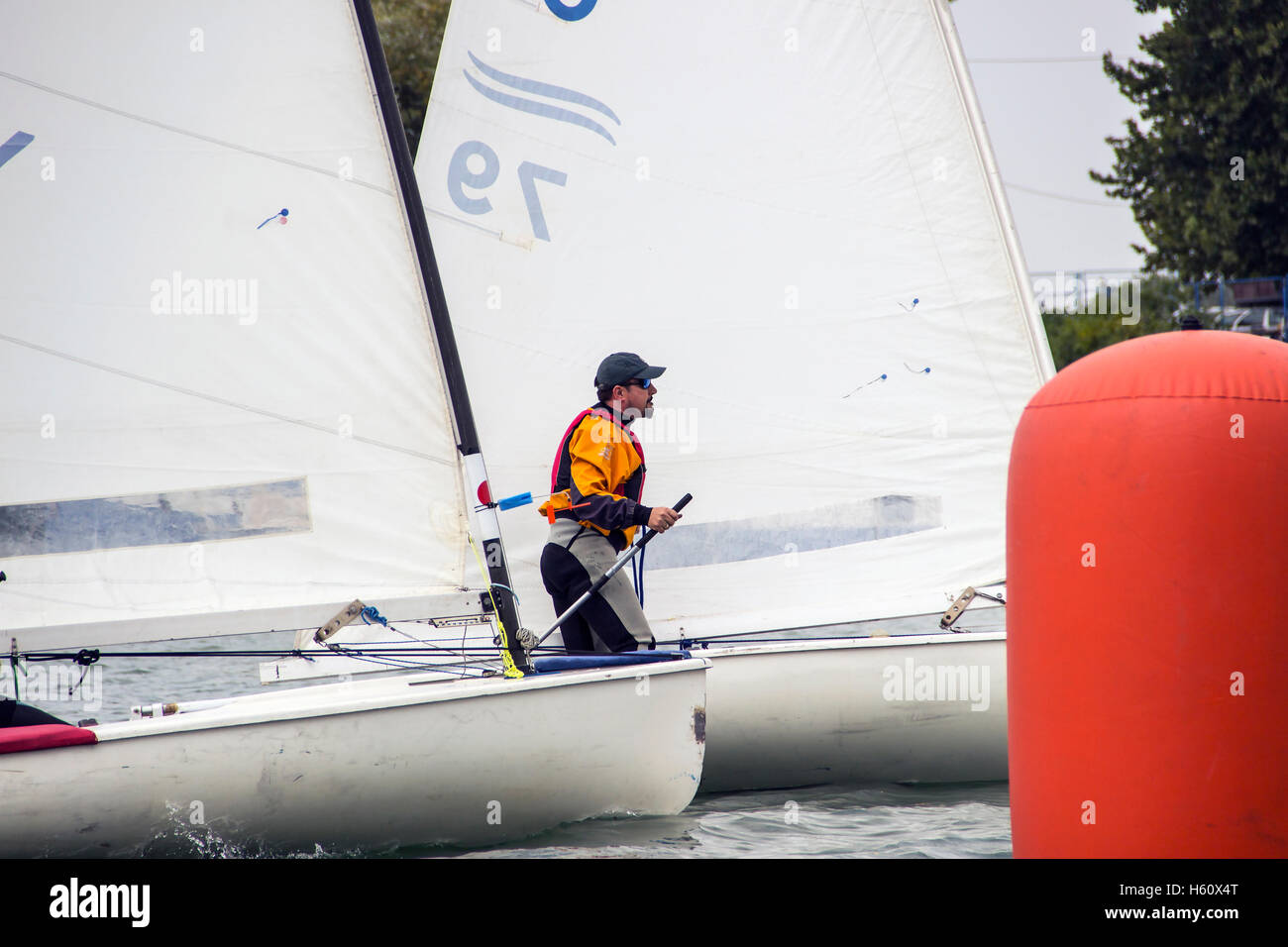 Belgrado Finn Cap 2016, Serbia - Boris Adjanski nella classe Finn barca a vela partecipa a uno dei match race regate Foto Stock