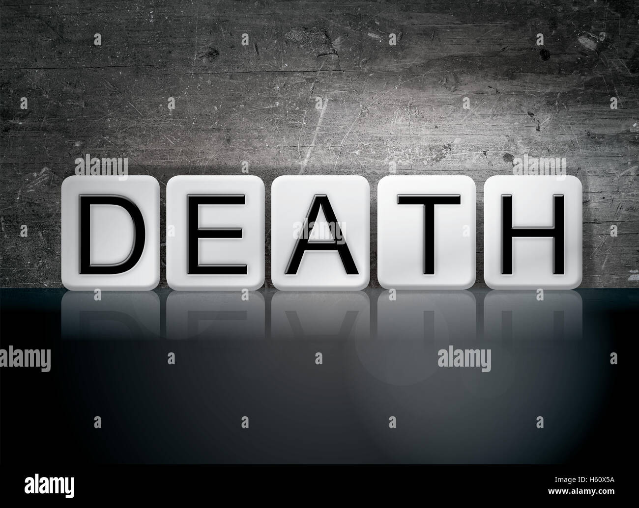 La parola "morte" scritto in piastrelle bianche contro un oscuro vintage grunge background. Foto Stock