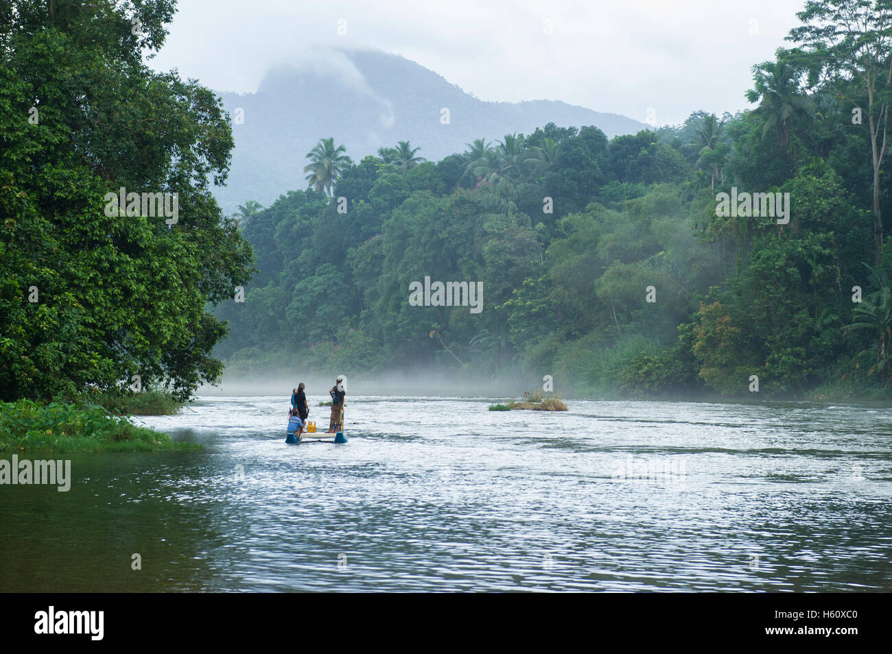Raft attraversando il fiume Kelani, Kitugala, Sri Lanka Foto Stock