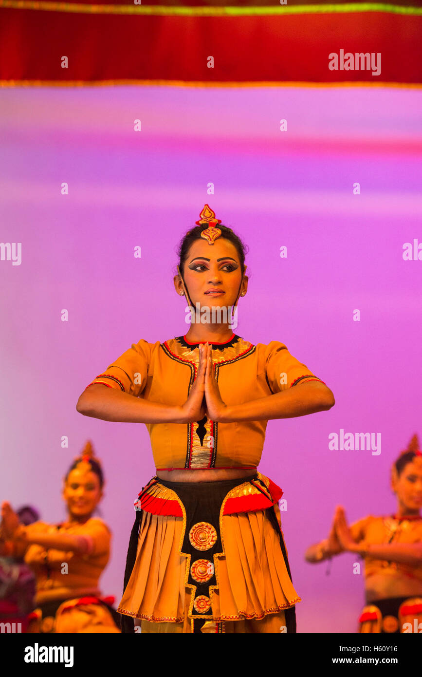Kandyan tradizionale spettacolo di danza, Kandy, Sri Lanka Foto Stock