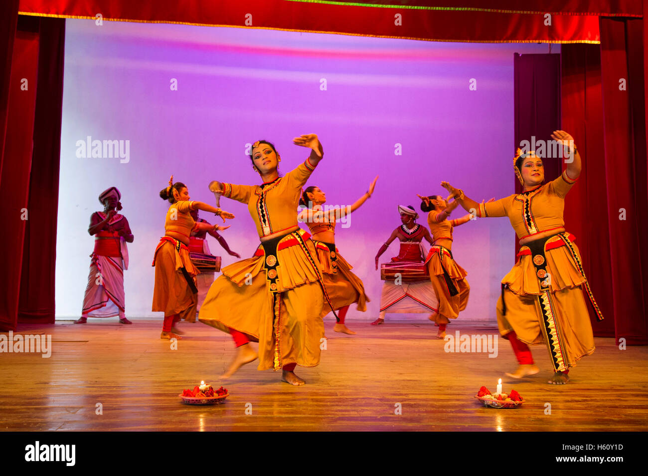 Kandyan tradizionale spettacolo di danza, Kandy, Sri Lanka Foto Stock