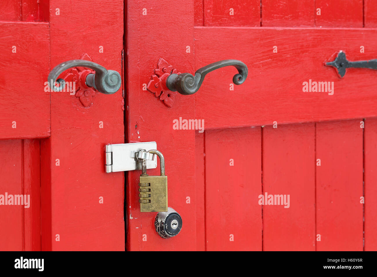 Primo piano della vecchia in legno porta rossa con maniglia in metallo Foto Stock