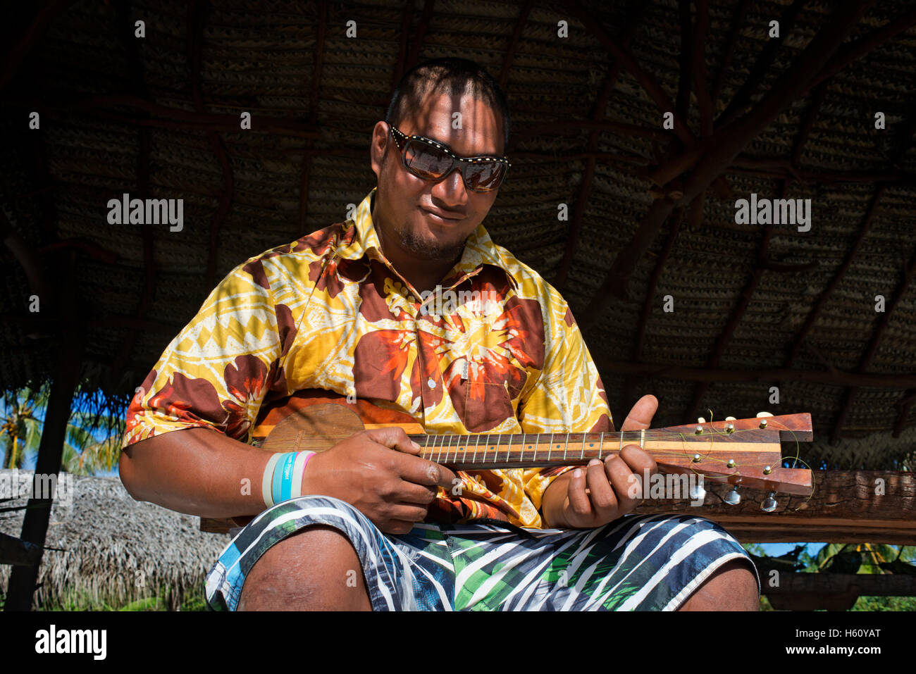 Aitutaki. Isole Cook. Polinesia. Oceano Pacifico del sud. La riproduzione della ukulele (Polinesiana tipica chitarra) in Aitutaki Punani Cultur Foto Stock