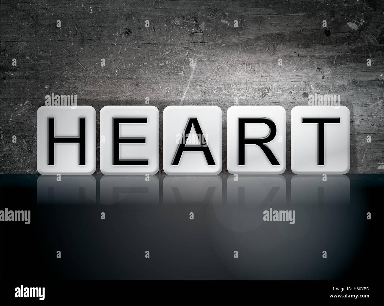 La parola "cuore" scritto in piastrelle bianche contro un oscuro vintage grunge background. Foto Stock