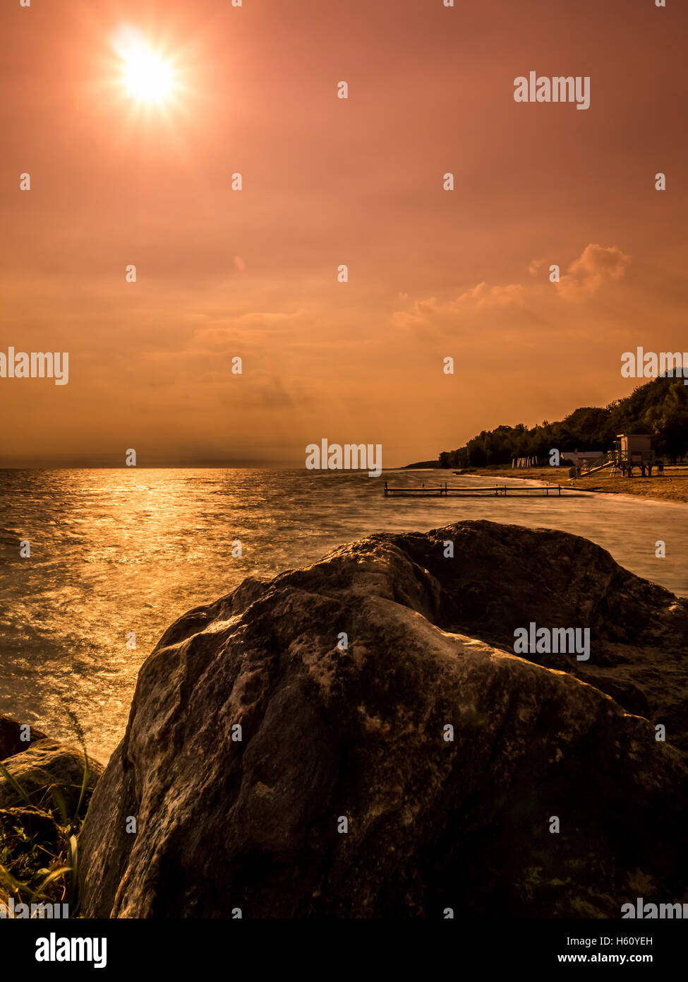 Il sorgere del sole sulla riva del mare Foto Stock