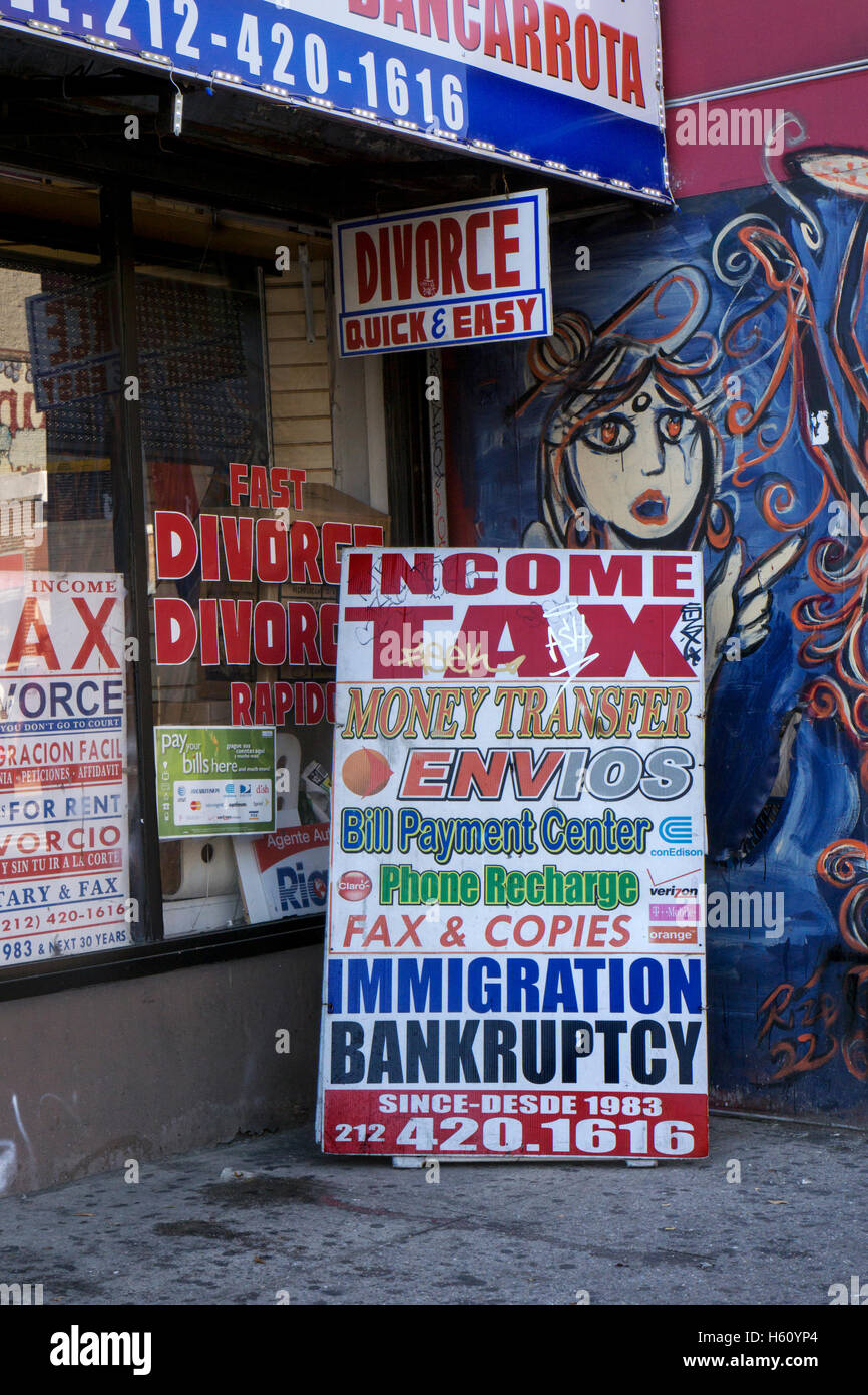 Indicazioni in spagnolo e inglese al di fuori della J. Rojas Center su Essex Street sulla Lower East Side di Manhattan, New York City. Foto Stock
