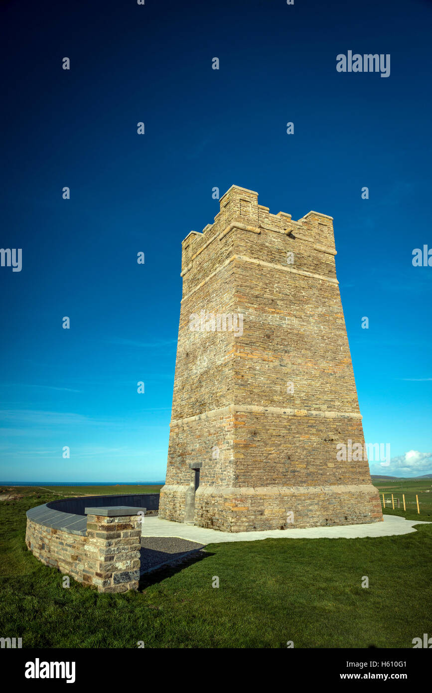 Il Kitchener Memorial torre sulla scogliera a Marwick Testa, Orkney continentale, Scotland, Regno Unito Foto Stock