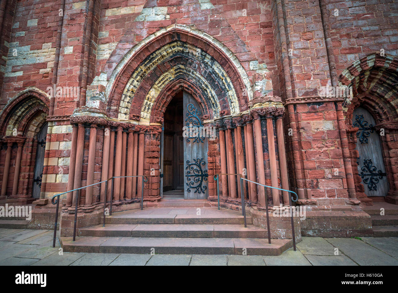 L'ingresso a San Magnus Cathedral a Kirkwall, Orkney continentale, Scotland, Regno Unito Foto Stock