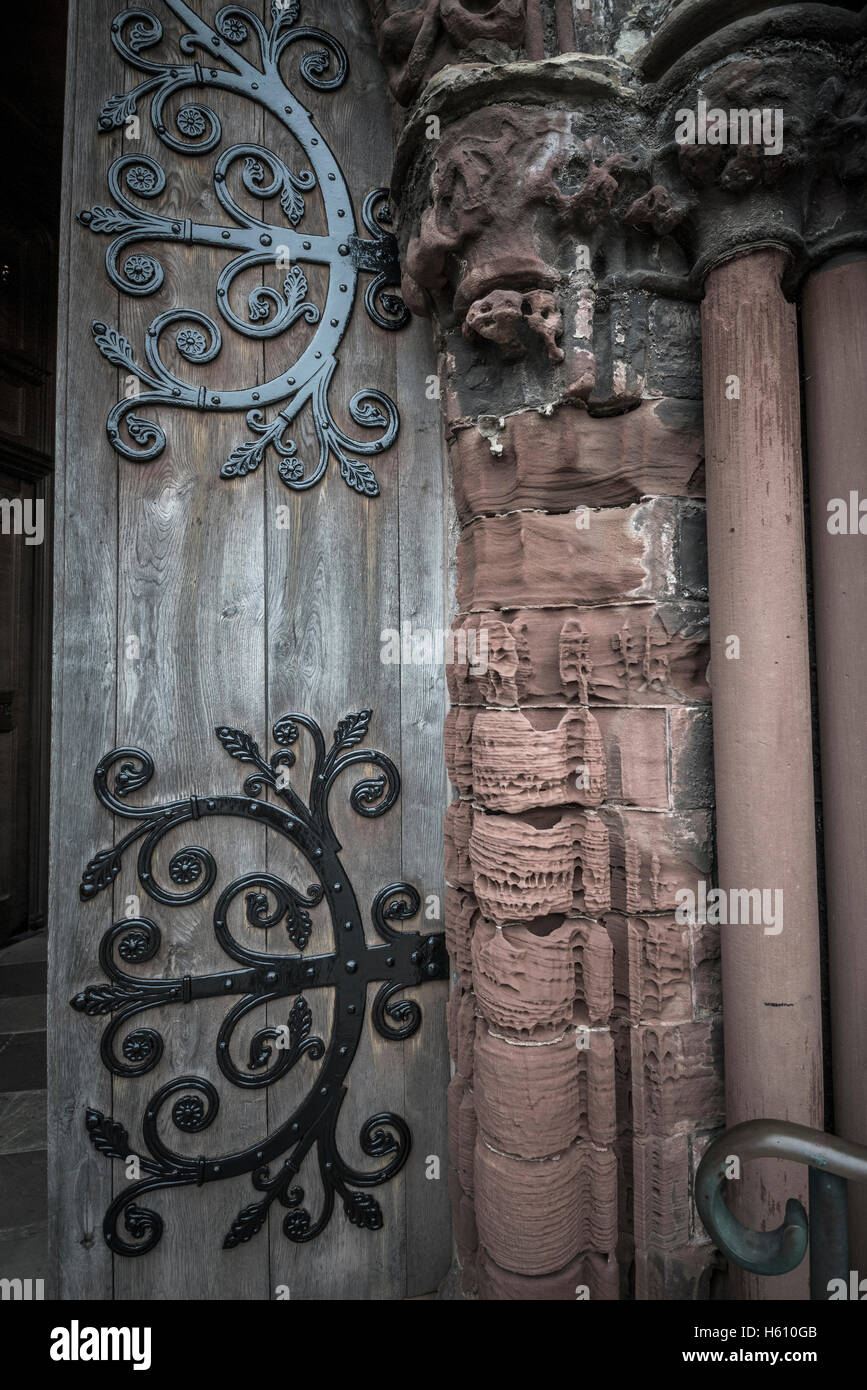 Il eroso portale in pietra di San Magnus Cathedral a Kirkwall, Orkney continentale, Scotland, Regno Unito Foto Stock
