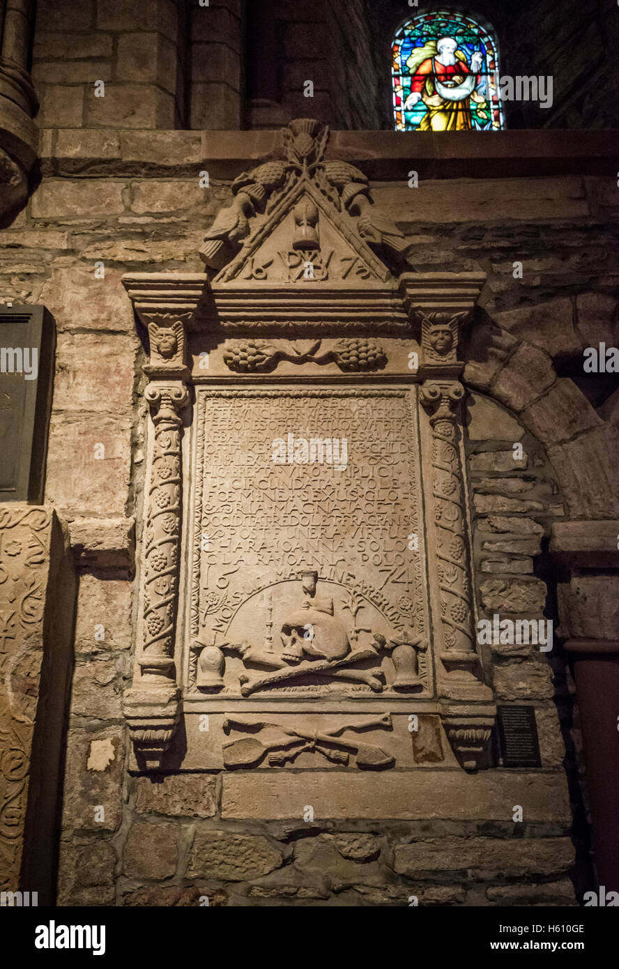 Pietra Commemorative Plaque all'interno di San Magnus Cathedral a Kirkwall, Orkney continentale, Scotland, Regno Unito Foto Stock