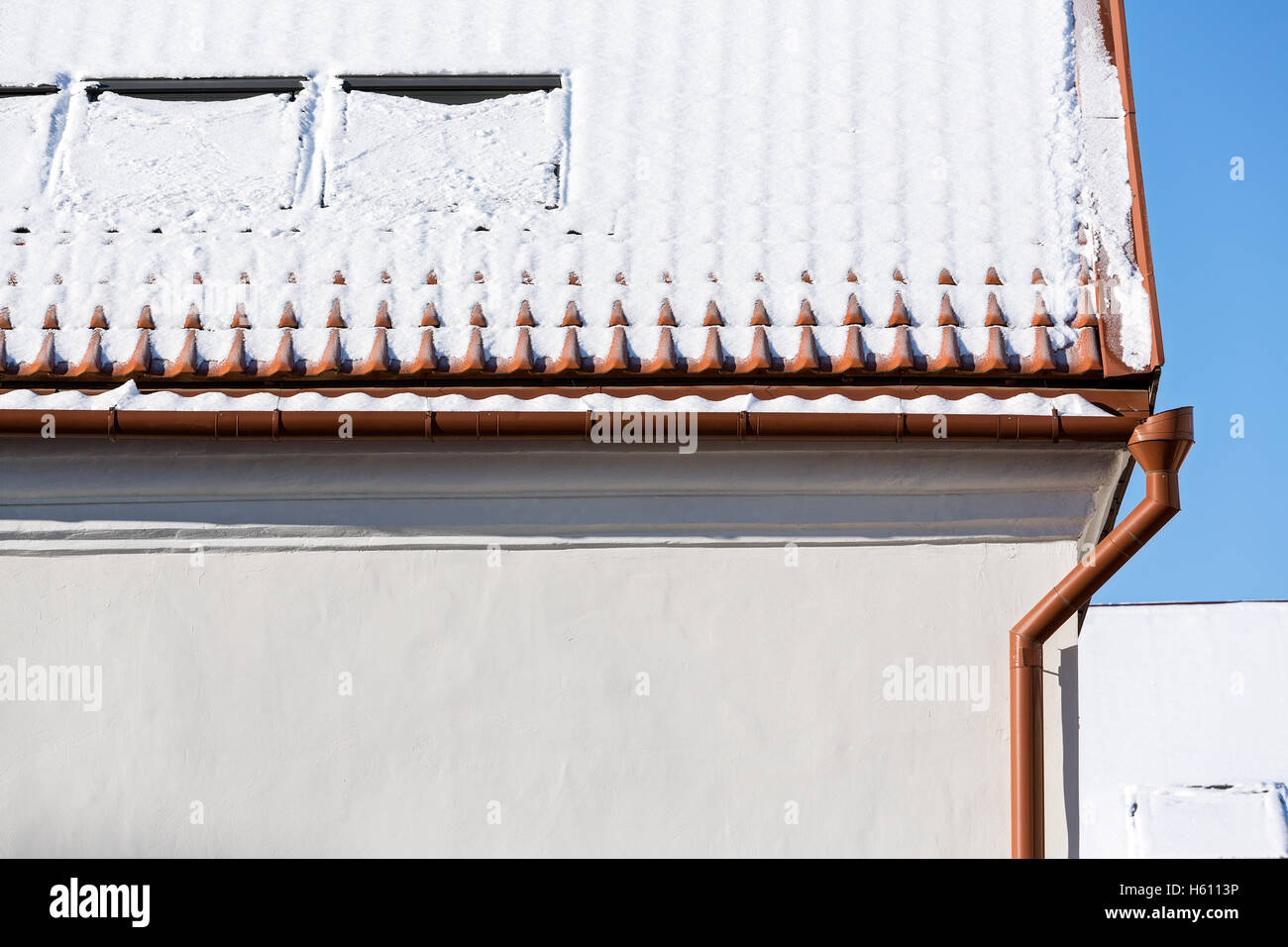 Tetto con abbaino coperte da neve Foto Stock