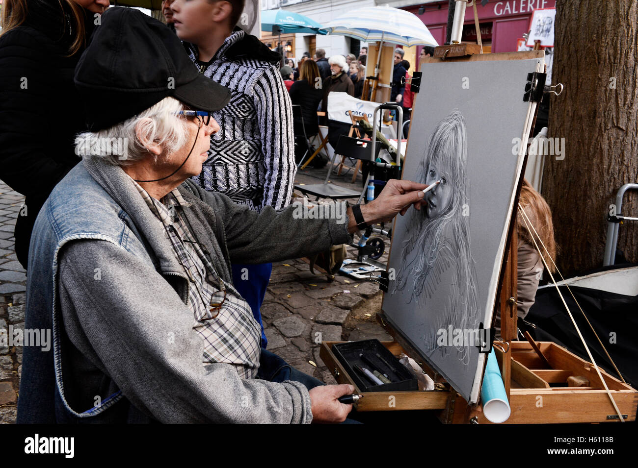 Ritratto pittore a Place du Tertre, Montmartre, Parigi, Francia Foto Stock