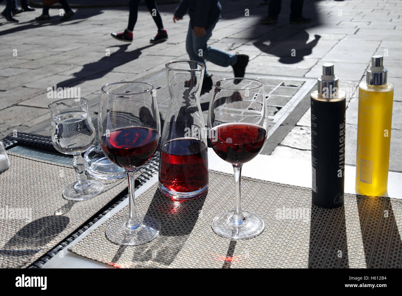 Vino rosso rosa scuro Clairet caraffa di vetro olio di pranzo Foto Stock