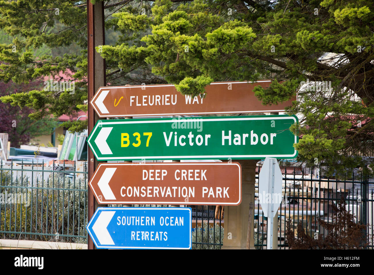 Cartello stradale in Sud Australia per Victor Harbor e Fleurieu Way, vicino a Adelaide, Australia del Sud Foto Stock