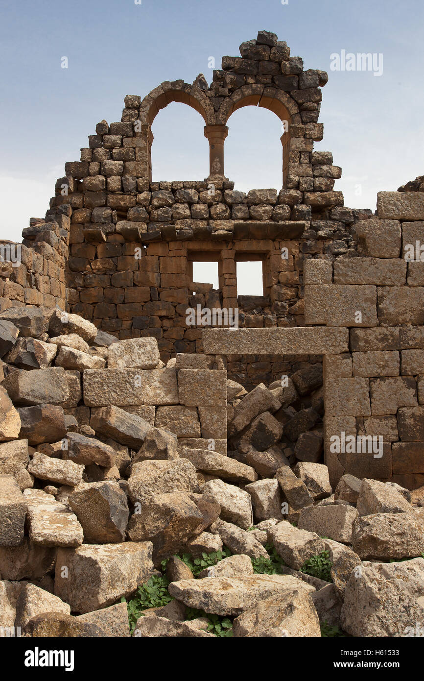 Le rovine di una casa in Umm el-Jimal noto anche come Umm ej Jemal, Umm al-Jimal o Umm idj-Djimal situato nella regione semi-arida di Giordania noto come Hauran meridionale, all'estremità occidentale del deserto Badiya regione. Foto Stock