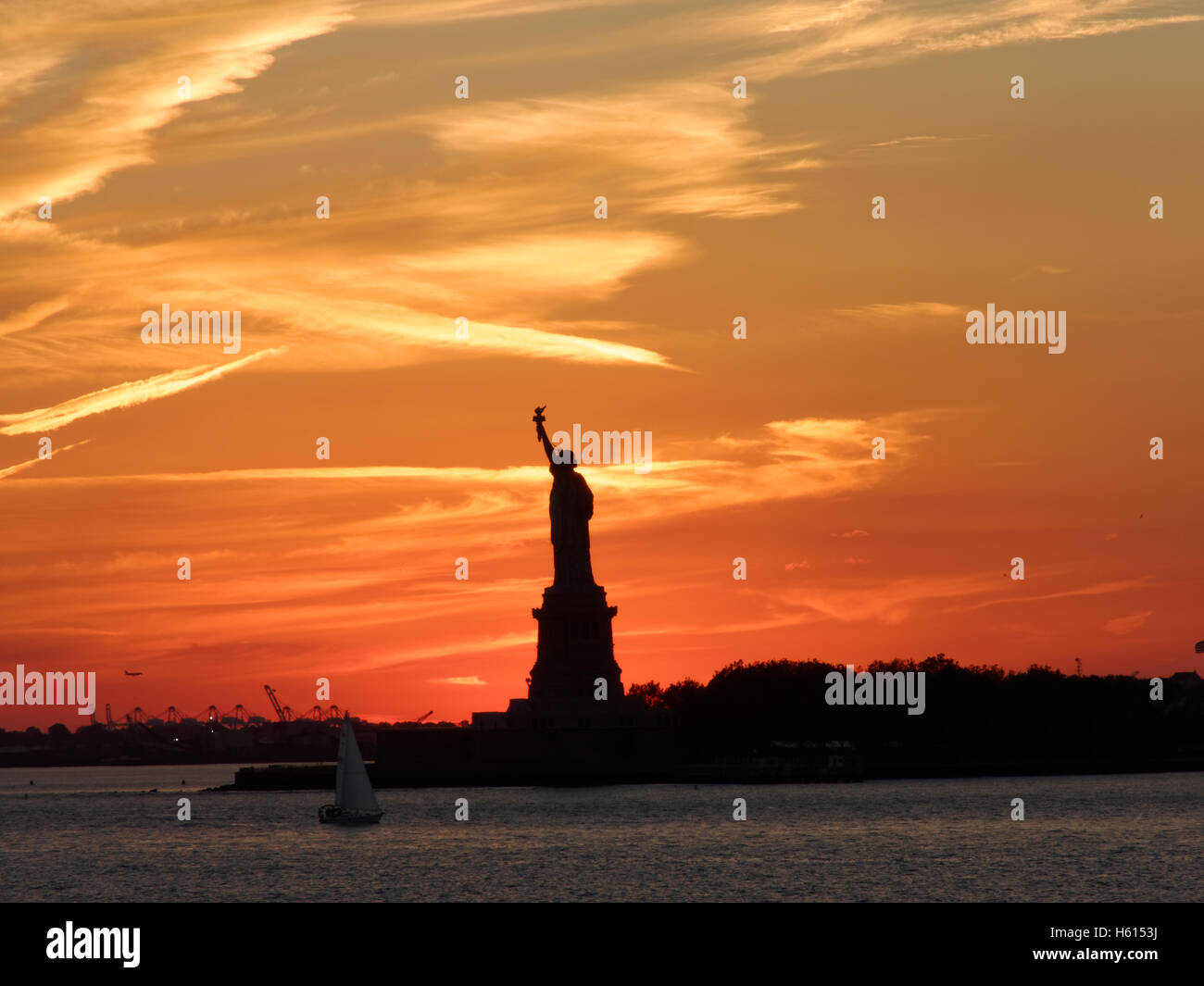 Il tramonto vicino alla Statua della Libertà Foto Stock