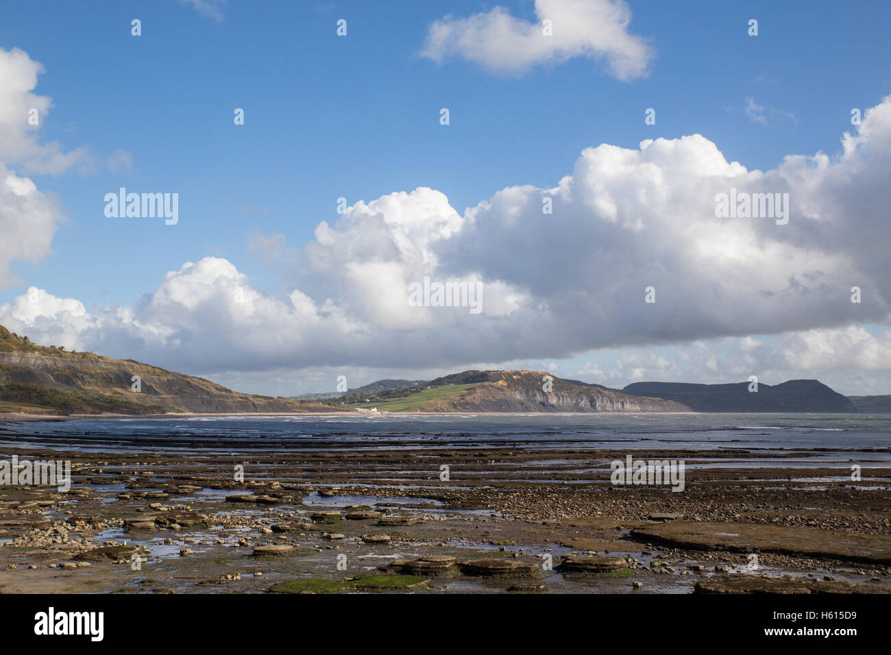 Vista da Lyme Regis verso Golden Cap Foto Stock