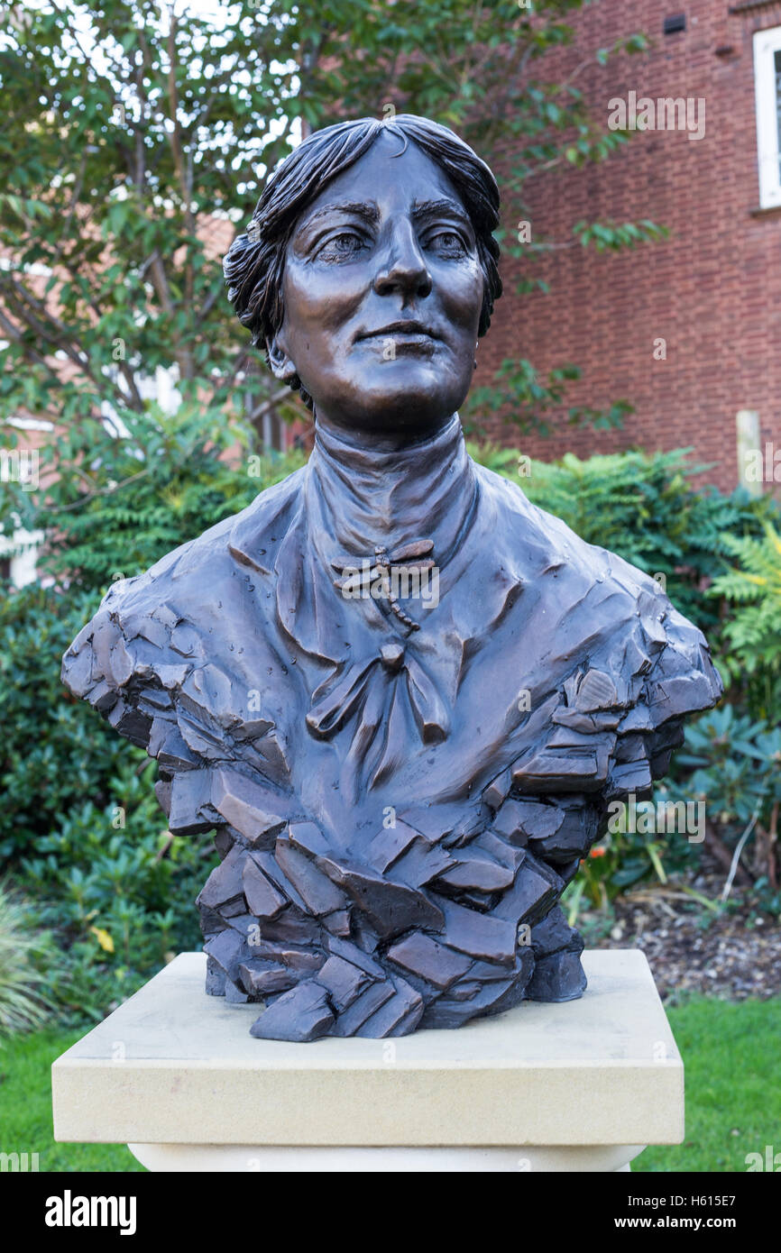 Statua di MARIA Webb a Shrewsbury Foto Stock