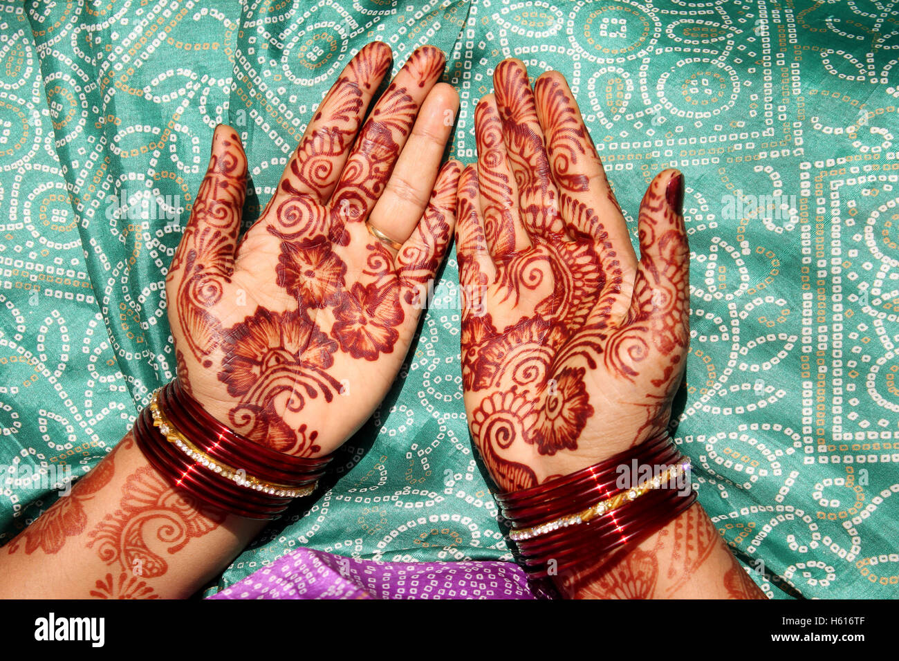 Mehandi sulla sposa le mani Foto Stock