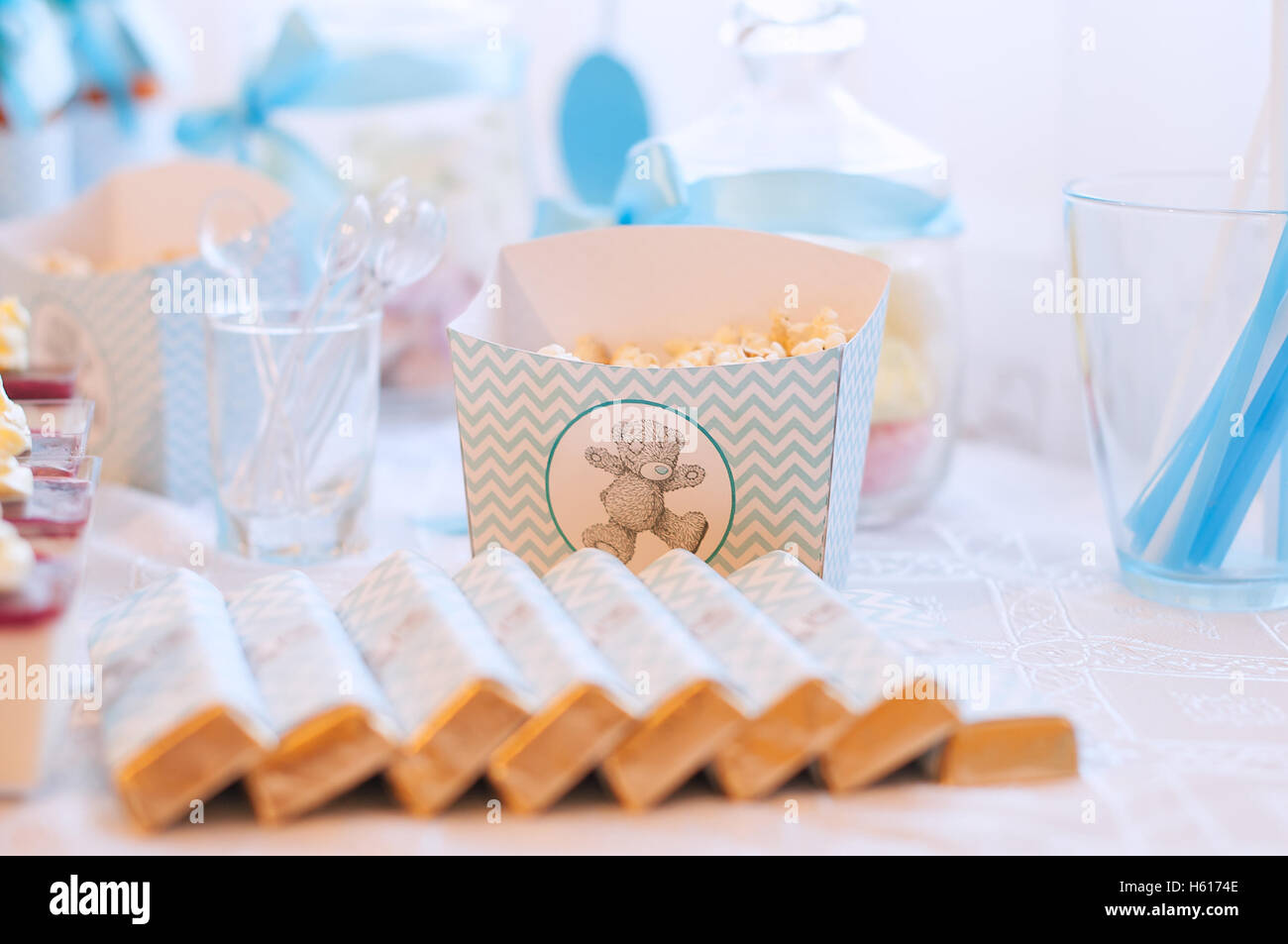 Tabella di dessert per una festa. Tortine, dolcezza e fiori Foto Stock