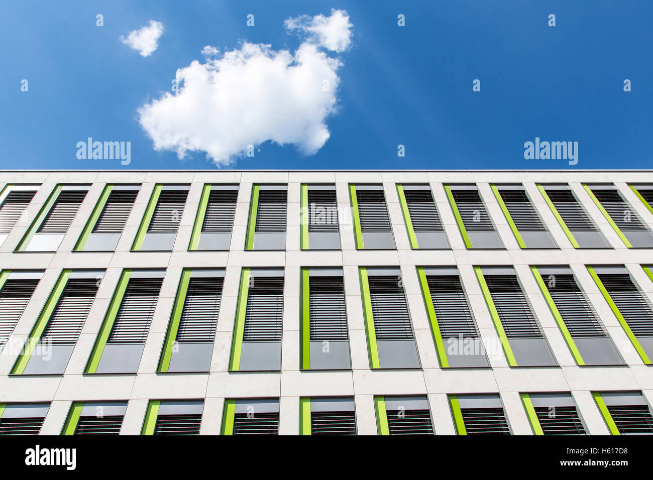 Facciata di un moderno edificio di uffici, piccole finestre, cielo blu cloud, Foto Stock