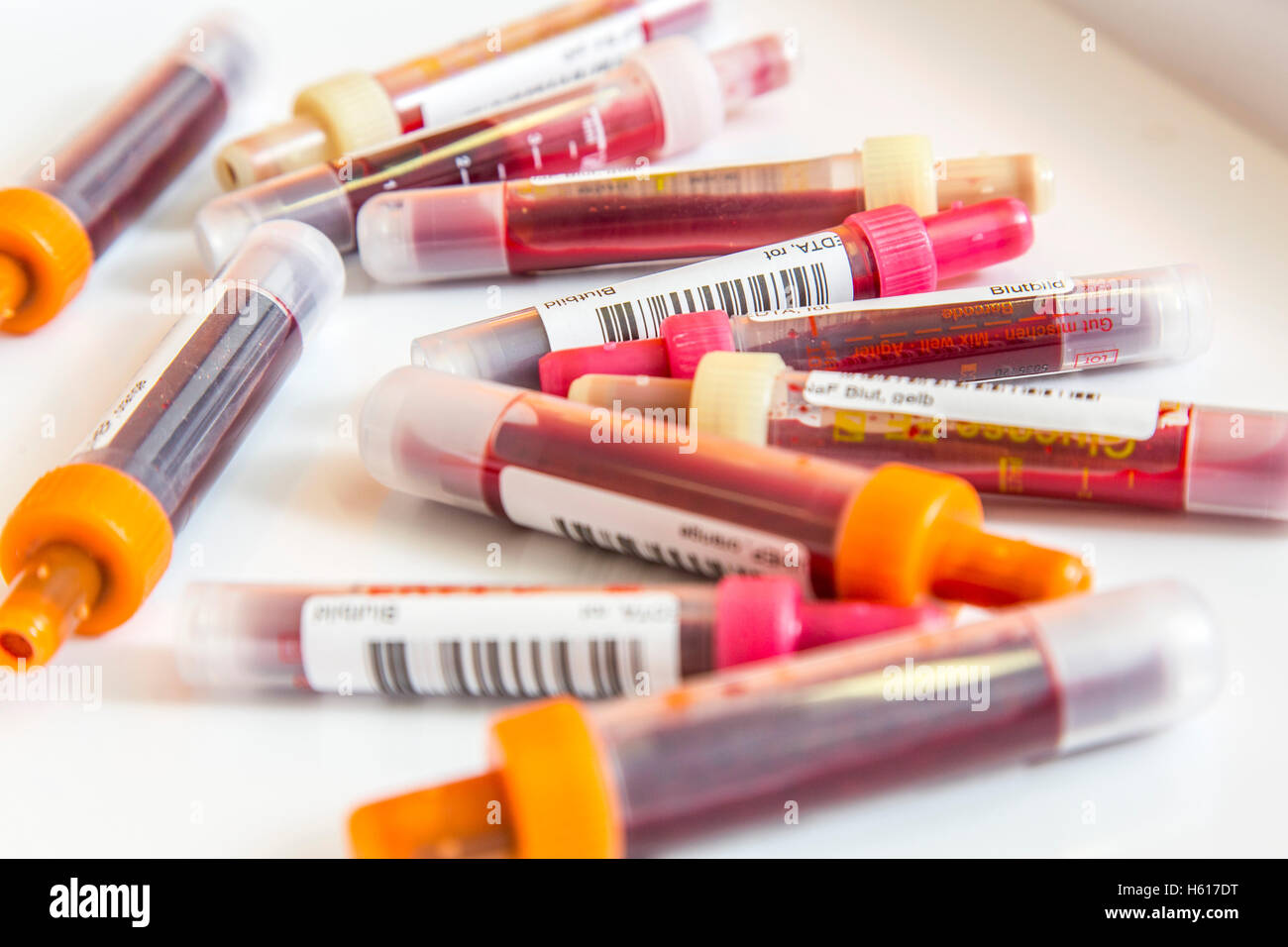 I campioni di sangue in provette per la raccolta di sangue, contenitore di campione per la raccolta e la preparazione dei campioni di sangue, codice a barre Foto Stock