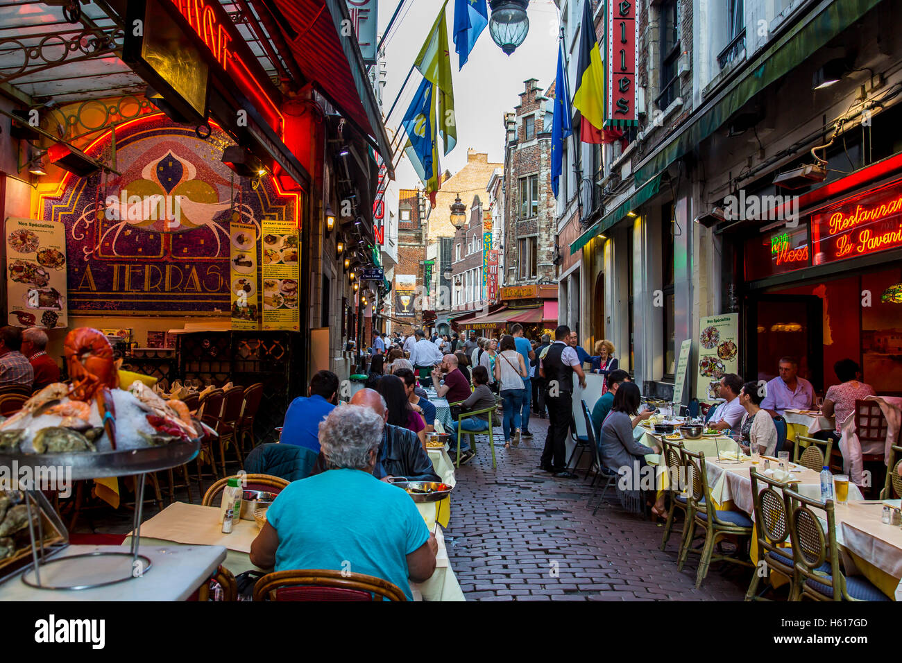 Ristoranti, bar, caffetterie nelle stradine della città vecchia vicino alla Grand Place, cibo lane, Bruxelles, Belgio, Foto Stock