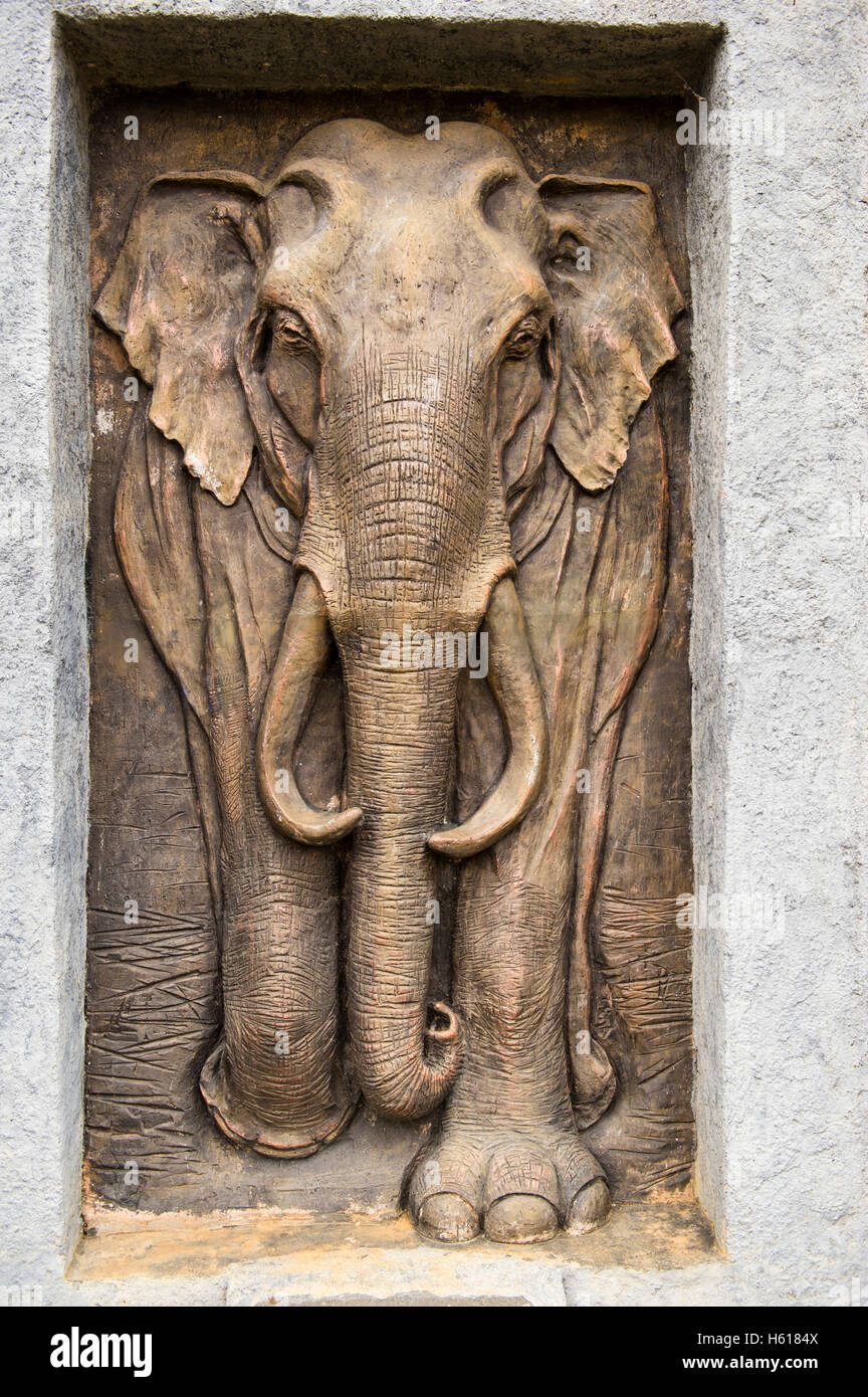 Decorazione di elefante presso l'entrata di Pinnawala l'Orfanotrofio degli Elefanti, Sri Lanka Foto Stock