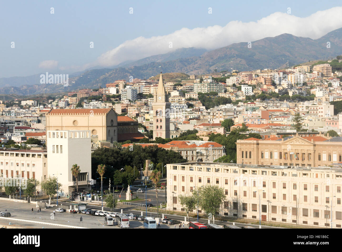 Vista su Messina con la cattedrale di Clock Tower nel centro, Sicilia, Italia Foto Stock