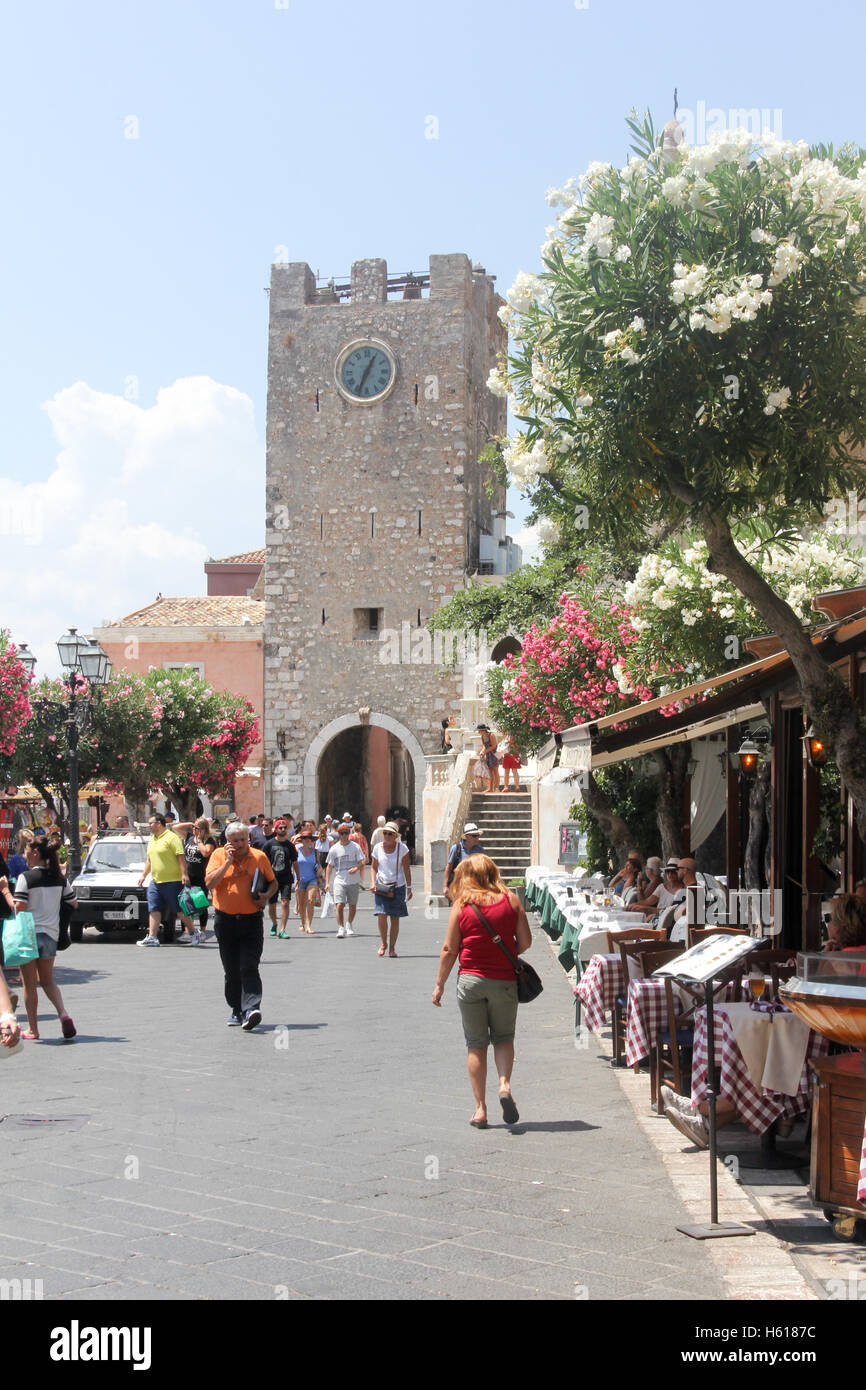 Tourist passando attraverso la Porta Catania, Taormina, Sicilia, Italia Foto Stock