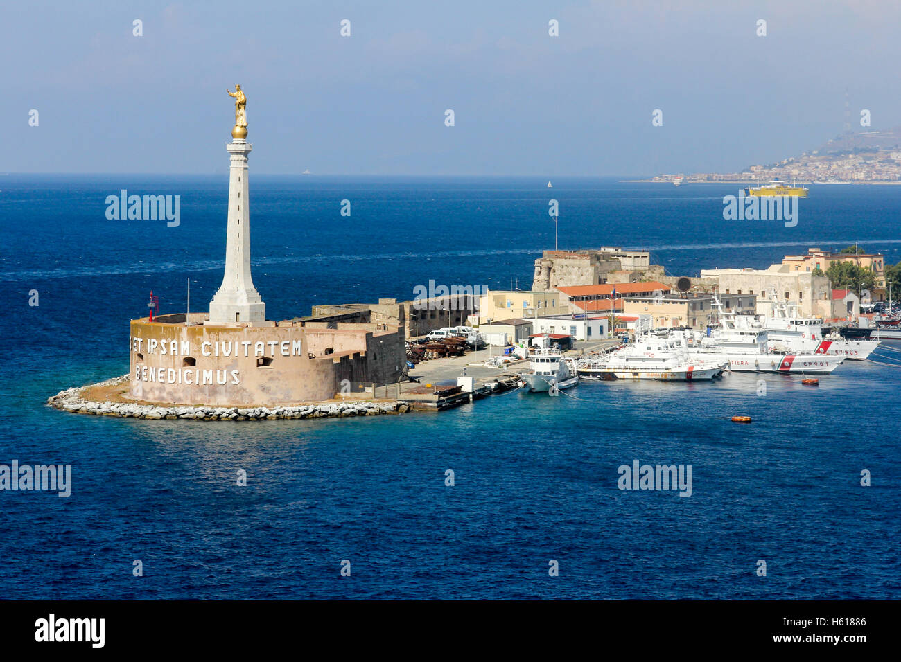 Statua della Madonna Dorata all'ingresso del porto di Messina, Sicilia, Italia Foto Stock