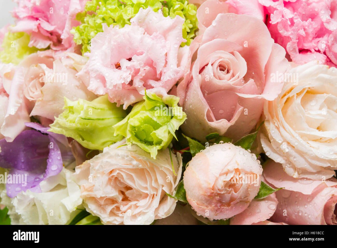 Delicato bouquet composto da fiori estivi Foto Stock