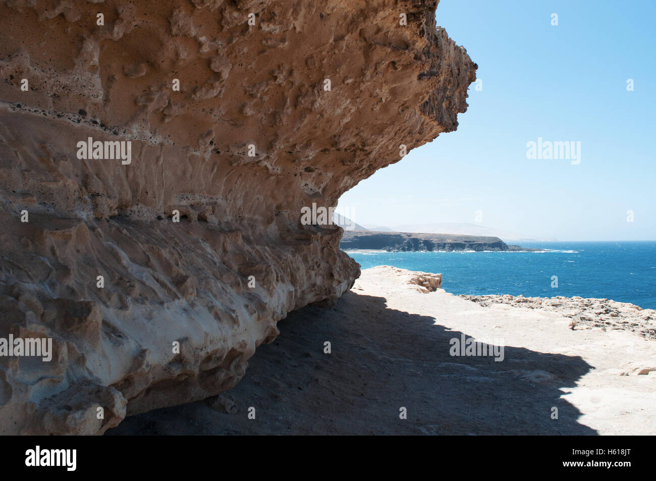 Fuerteventura Isole Canarie, Nord Africa, Spagna: le formazioni rocciose, la sabbia e le grotte di Ajuy visto dal sentiero lungo la scogliera Foto Stock