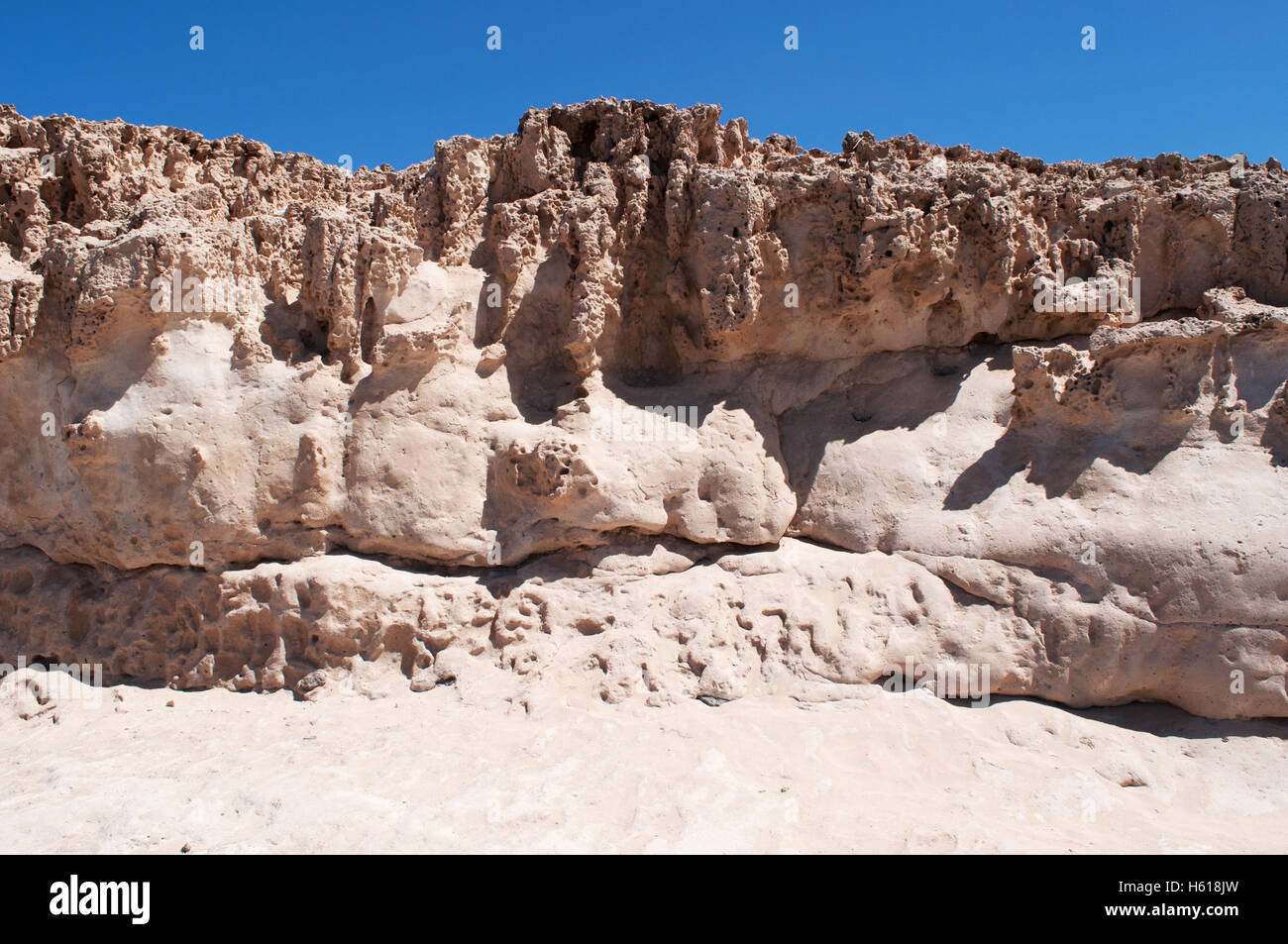 Fuerteventura Isole Canarie, Nord Africa, Spagna: le formazioni rocciose, la sabbia e le grotte di Ajuy visto dal sentiero lungo la scogliera Foto Stock