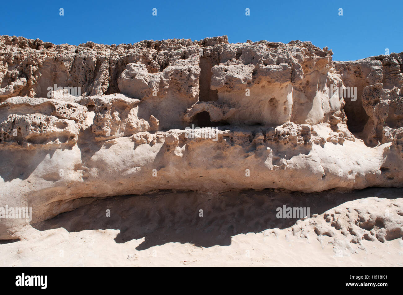 Fuerteventura Isole Canarie, Nord Africa, Spagna: le formazioni rocciose, la sabbia e le grotte di Ajuy visto dal sentiero lungo la scogliera Foto Stock