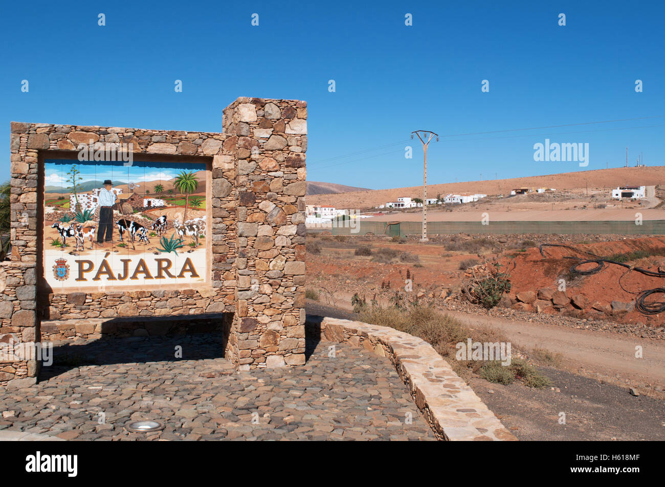 Fuerteventura Isole Canarie, Nord Africa, Spagna: un muro di pietra con la ceramica decorata segno del comune di p ara, rurale scena Foto Stock