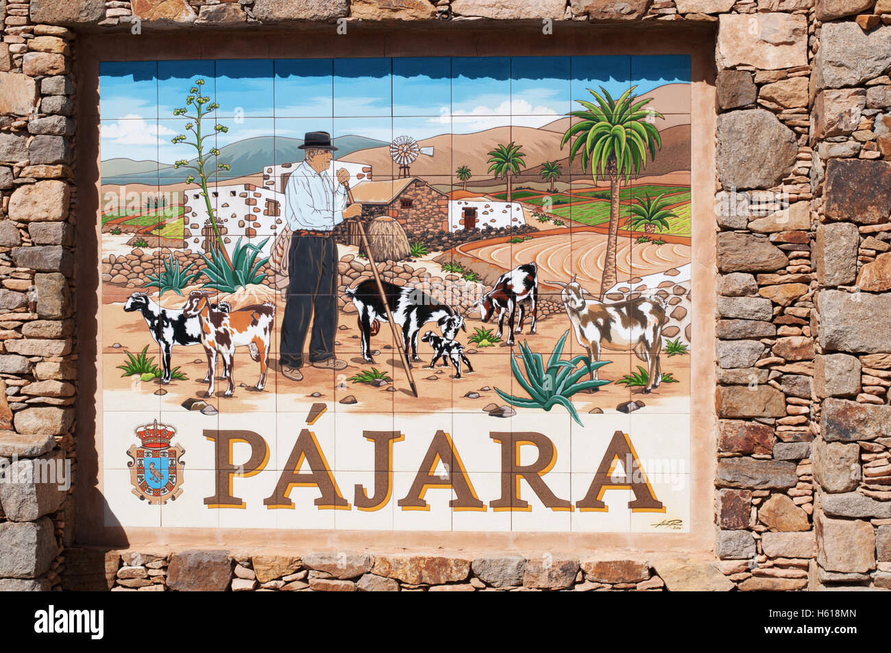 Fuerteventura Isole Canarie, Nord Africa, Spagna: un muro di pietra con la ceramica decorata segno del comune di p ara, rurale scena Foto Stock