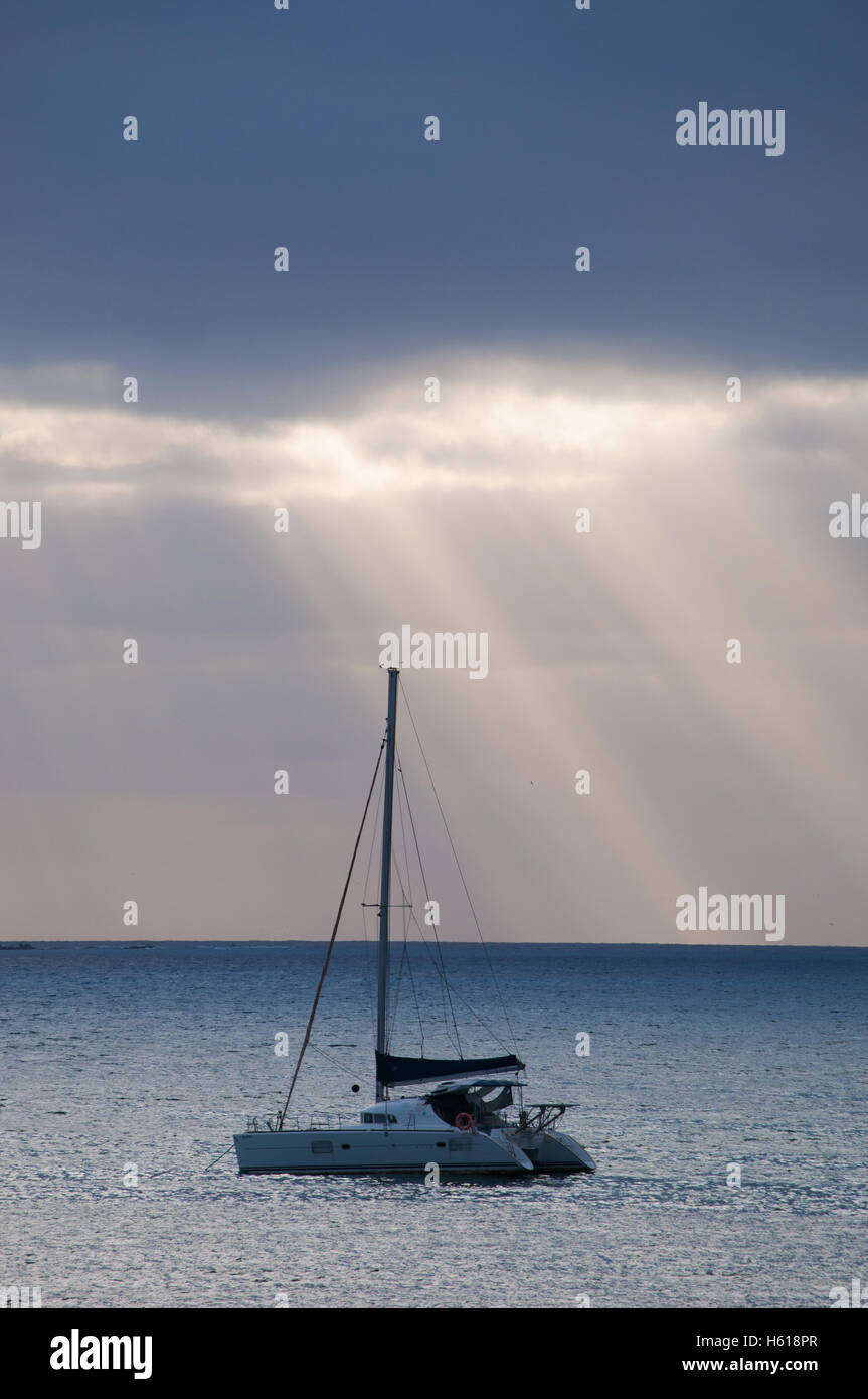 Fuerteventura Isole Canarie, Nord Africa, Spagna: una barca a vela e Dio di raggi all'alba a Corralejo, la famosa città sulla punta nord dell'isola Foto Stock