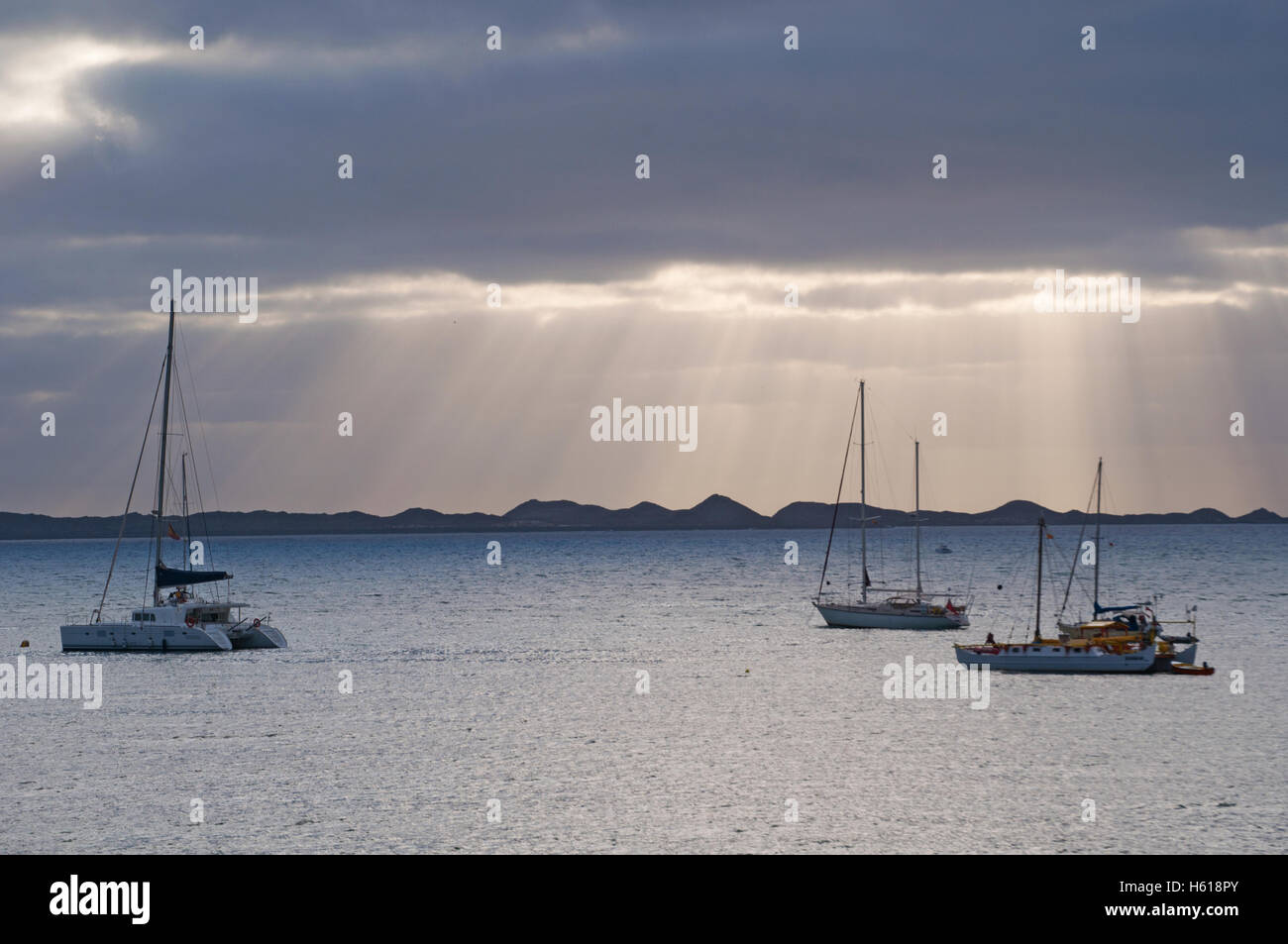 Fuerteventura Isole Canarie, Nord Africa, Spagna: barche a vela e a Dio di raggi all'alba a Corralejo, la famosa città sulla punta nord dell'isola Foto Stock