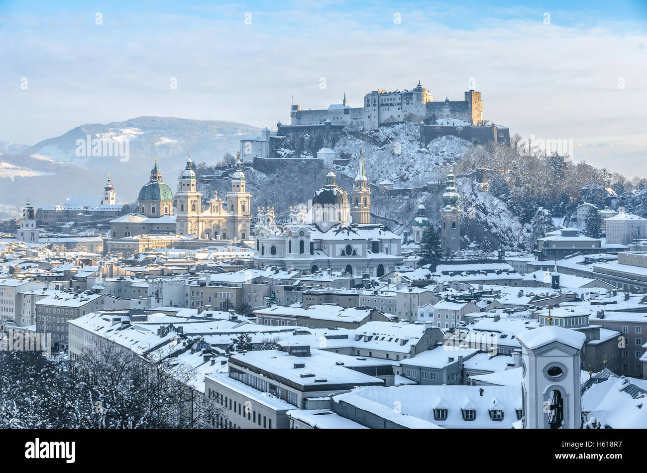 Bella vista panoramica sullo skyline di Salisburgo con il Festung Hohensalzburg e cattedrali in inverno, Salzburger Land, Austria Foto Stock