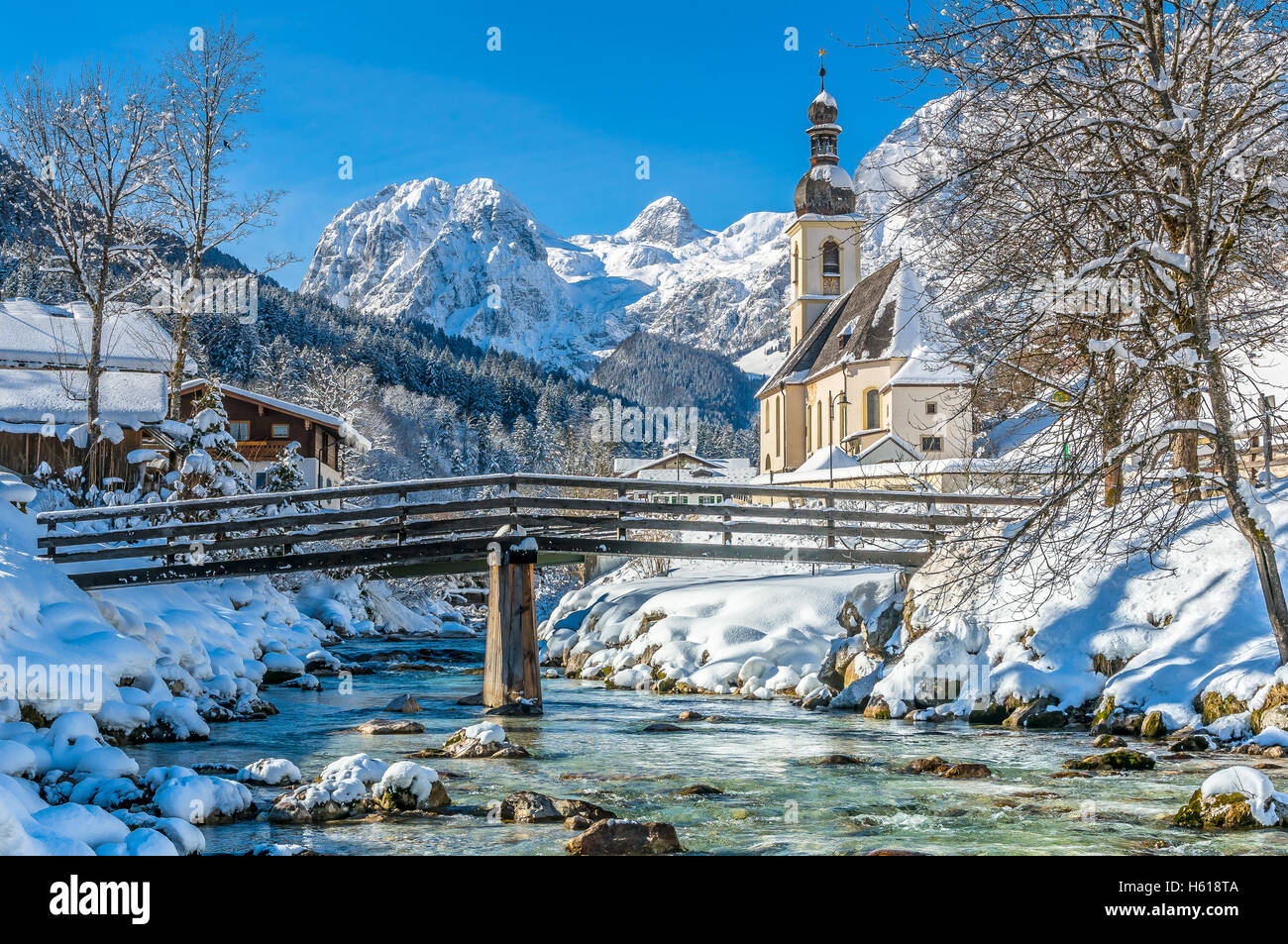 Visualizzazione classica del celebre chiesa di Ramsau in inverno, Berchtesgadener Land di Baviera, Germania Foto Stock