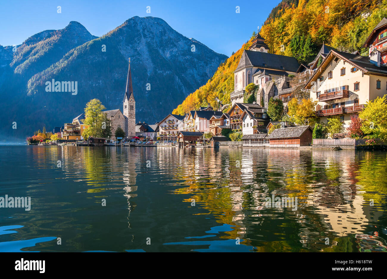 Vista panoramica del famoso Hallstatt villaggio di montagna con Hallstatter vedere nelle Alpi austriache in bella la luce del mattino al sorgere del sole in autunno, Austria Foto Stock