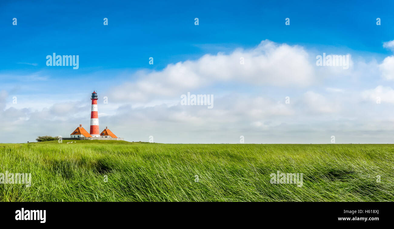 Bel paesaggio con il famoso faro di Westerheversand al Mare del Nord in Nordfriesland, Schleswig-Holstein, Germania Foto Stock